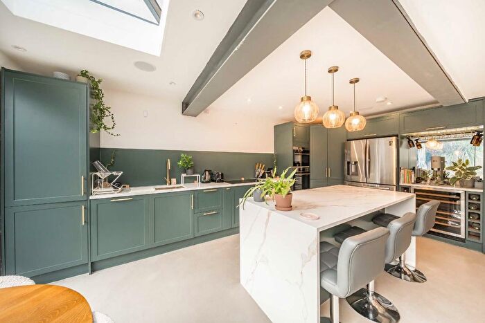 3 Bedroom Flat To Rent In Longley Road, Tooting, SW17