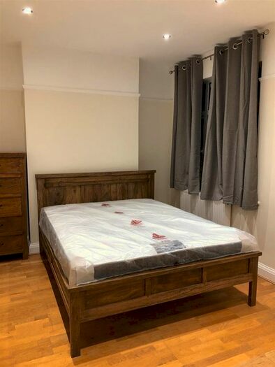 3 Bedroom Flat To Rent In Station Parade, Burlington Lane, London, W4