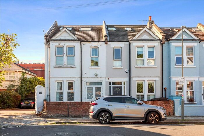 2 Bedroom Flat To Rent In Lydden Grove, London, SW18