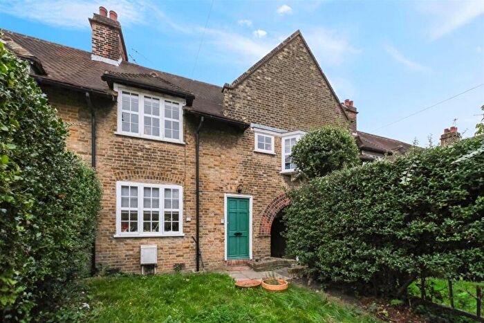 2 Bedroom House To Rent In Asmuns Place, Temple Fortune, London, NW11