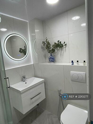 2 Bedroom Flat To Rent In Felixstowe Court, London, E16