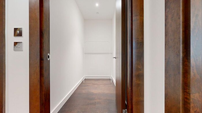 3 Bedroom Flat To Rent In Charles Clowes Walk, Nine Elms, SW11