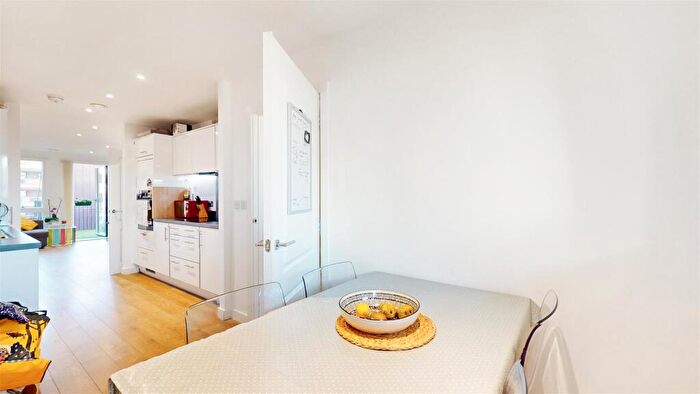 2 Bedroom Apartment For Sale In Southmere House, Highland Street, Stratford, E15