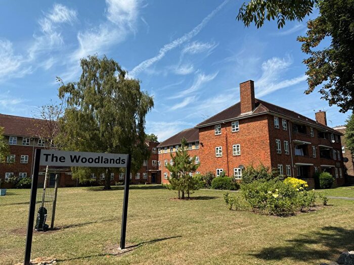 3 Bedroom Flat To Rent In The Woodlands, High Road, London, N12