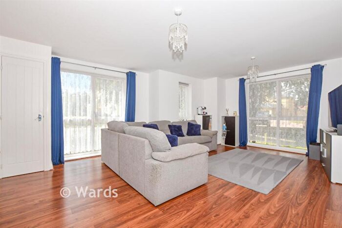 2 Bedroom Flat For Sale In Wills Crescent, West Malling, Kent, ME19