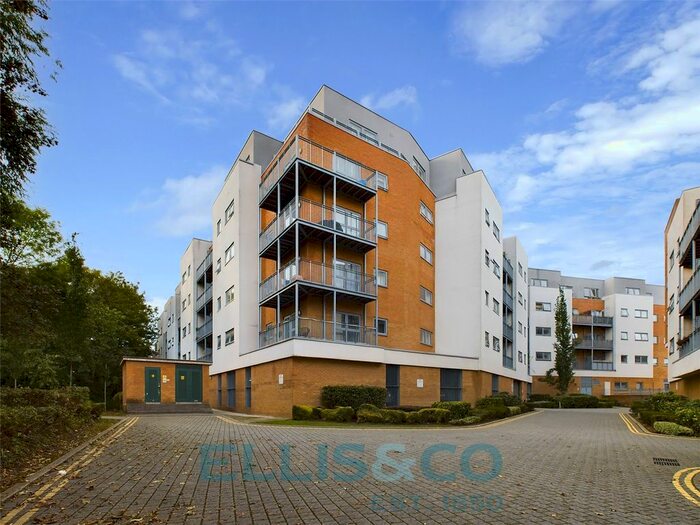 2 Bedroom Flat To Rent In Sovereign Way, Tonbridge, Kent, TN9