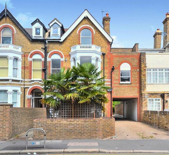 1 Bedroom Flat To Rent In Queens Road, London, SW19
