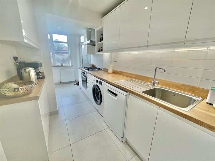 3 Bedroom Semi-Detached House For Sale In Wroxham Gardens, Potters Bar, EN6
