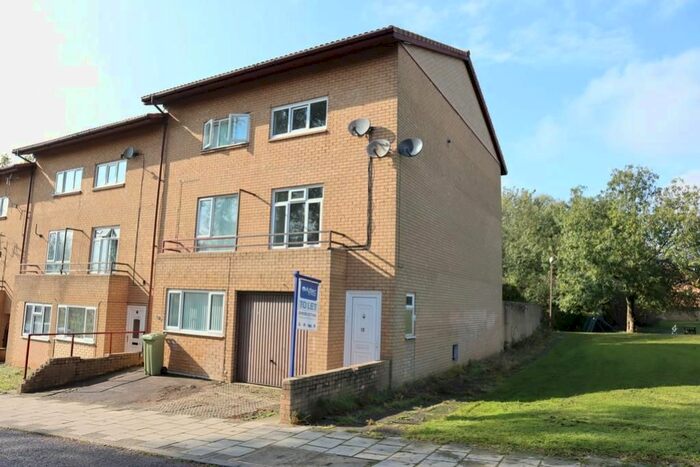3 Bedroom Town House To Rent In Penryn Avenue, Fishermead, Milton Keynes, MK6