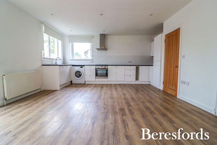 2 Bedroom Detached House For Sale In The Crescent, Upminster, RM14