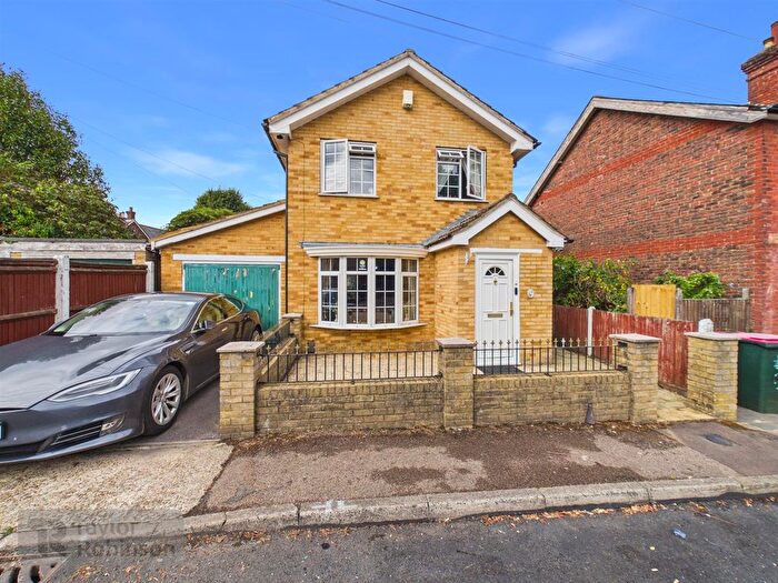 3 Bedroom Detached House To Rent In Prospect Place, Crawley, RH11