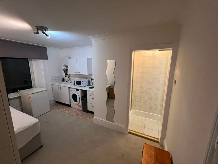 Terraced House To Rent In Redcliffe Gardens, London, SW10