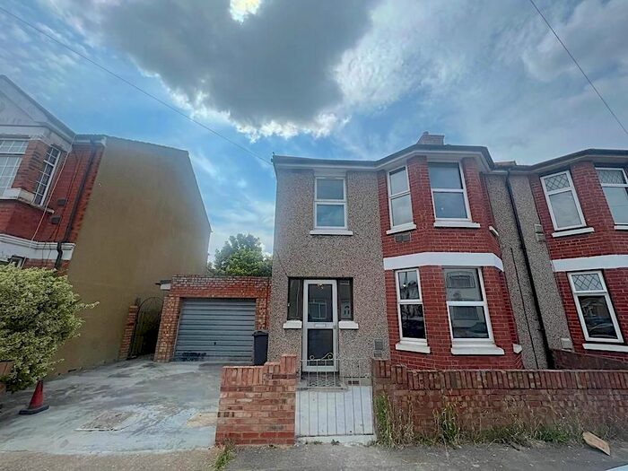 4 Bedroom End Of Terrace House To Rent In Victoria Avenue, Hounslow, TW3