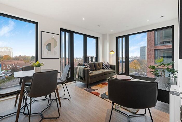 2 Bedroom Apartment To Rent In Glasswater Locks, B4