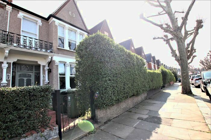 3 Bedroom Flat To Rent In Inchmery Road, London, SE6