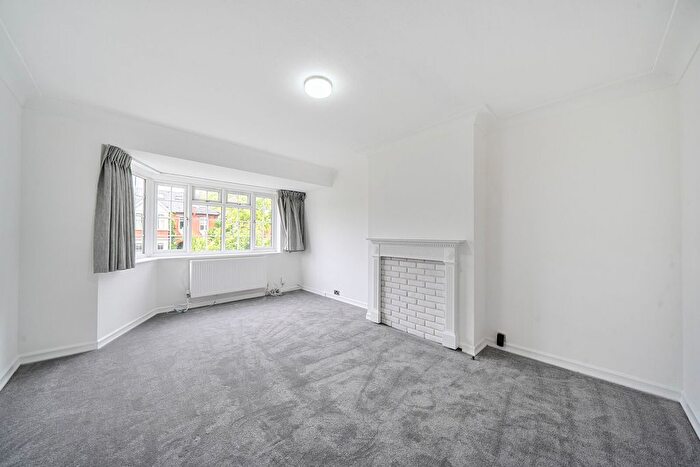 2 Bedroom Flat For Sale In Twyford Avenue, Acton, London, W3