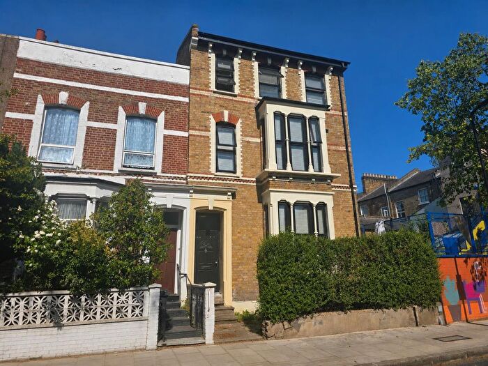 Studio To Rent In Darville Road, London, N16