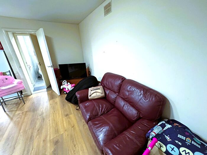 3 Bedroom Flat To Rent In Romford Road, London, E7