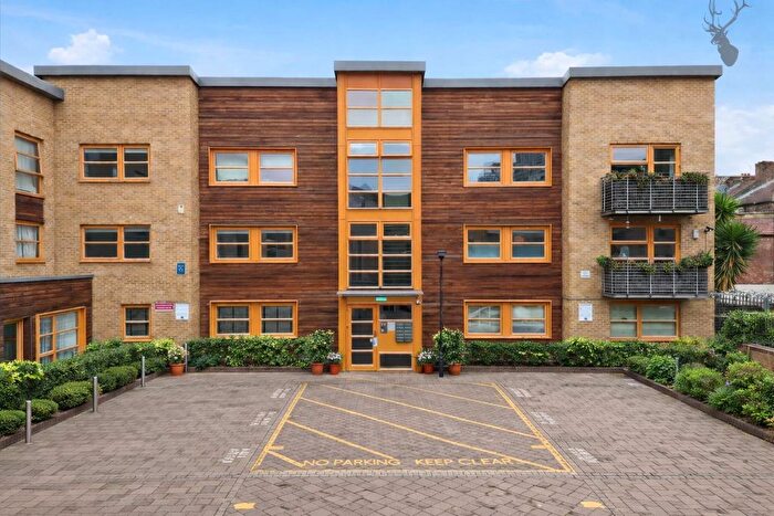 2 Bedroom Flat For Sale In Denmark Place, Bow, E3