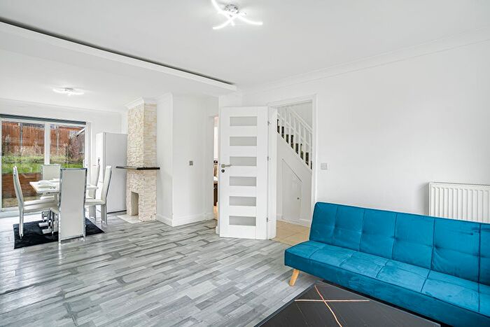 3 Bedroom Flat To Rent In Kendal Close, Luton, LU3