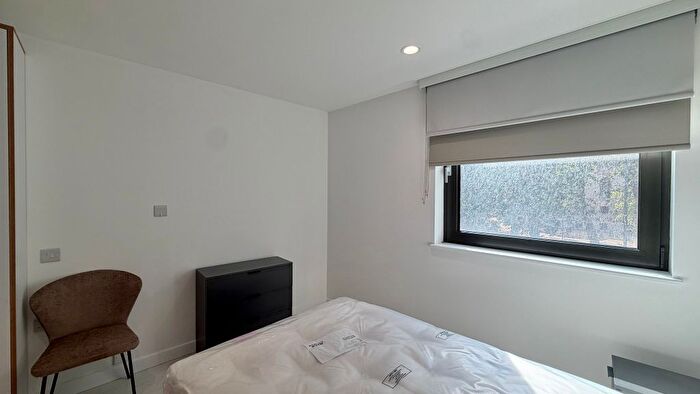 Studio To Rent In Commercial Road, London, E14