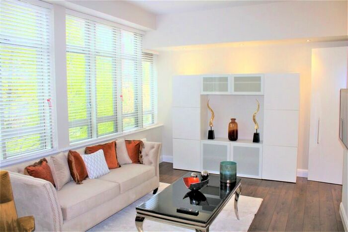 2 Bedroom Apartment To Rent In Lawrence House, City Road, Clerkenwell, London, EC1V