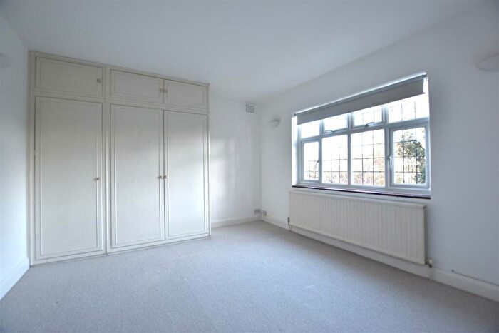 2 Bedroom Apartment To Rent In Watts Road, Thames Ditton, KT7