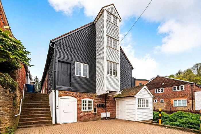 2 Bedroom Flat For Sale In Godalming, Surrey, GU7