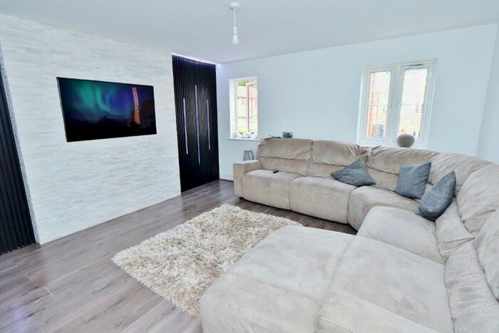 4 Bedroom Town House To Rent In Lotus Close, Chigwell, IG7