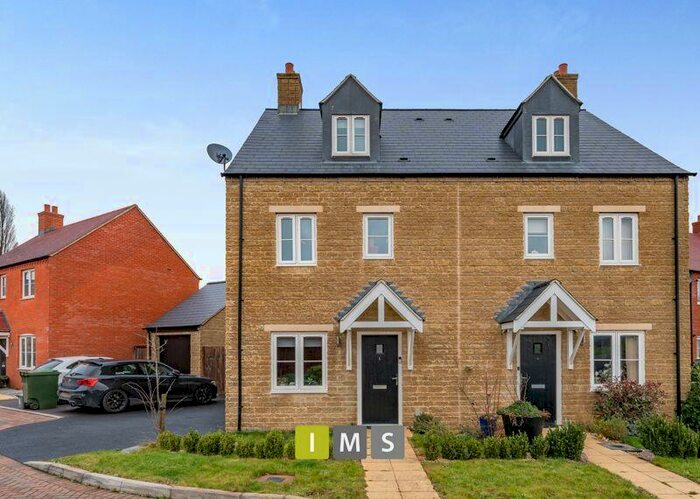 4 Bedroom Semi-Detached House For Sale In Violet Close, Bicester, OX25