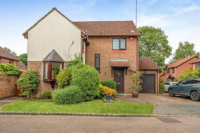 3 Bedroom Detached House For Sale In Heather Close, Finchampstead, Berkshire, RG40