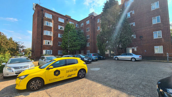 3 Bedroom Flat To Rent In Bounds Green Court, Bounds Green Road, N11