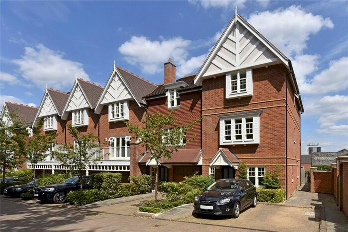 4 Bedroom Mews House To Rent In Folly Hill Gardens, Maidenhead, Berkshire, SL6