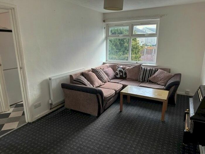 1 Bedroom Flat To Rent In Mayfair, Bradford, West Yorkshire, BD5