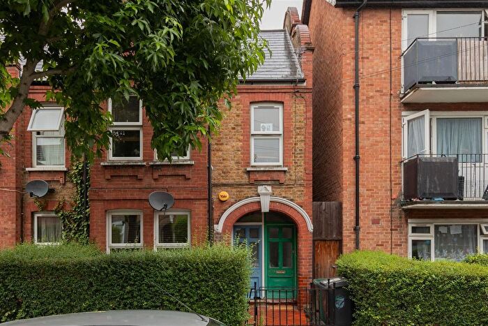 2 Bedroom Flat For Sale In Brettenham Road, Walthamstow, E17