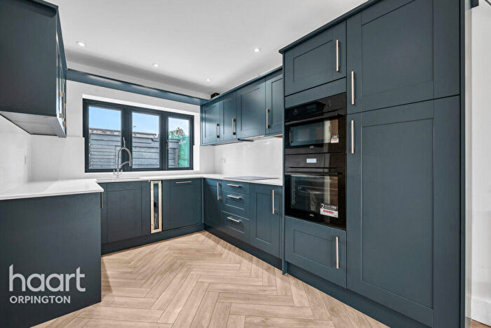 4 Bedroom Semi-Detached House For Sale In Sevenoaks Way, Orpington, BR5