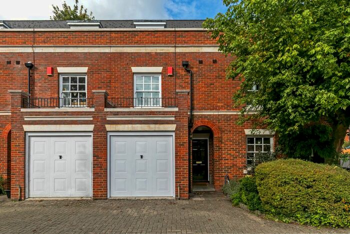 3 Bedroom Town House To Rent In Parchment Street, Winchester, SO23