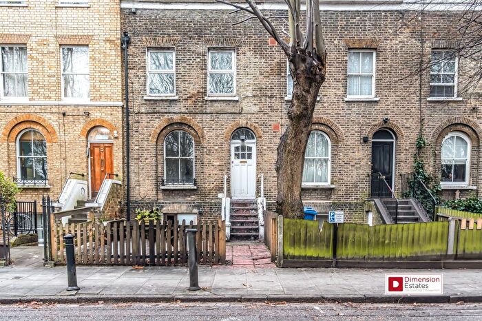 3 Bedroom Flat To Rent In Cobourg Road, Bermondsey, SE5