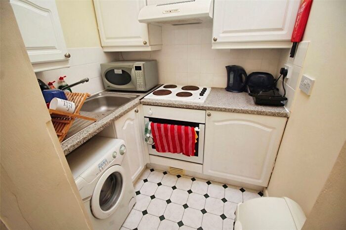 1 Bedroom Flat To Rent In Adelaide Crescent, Hove, East Sussex, BN3