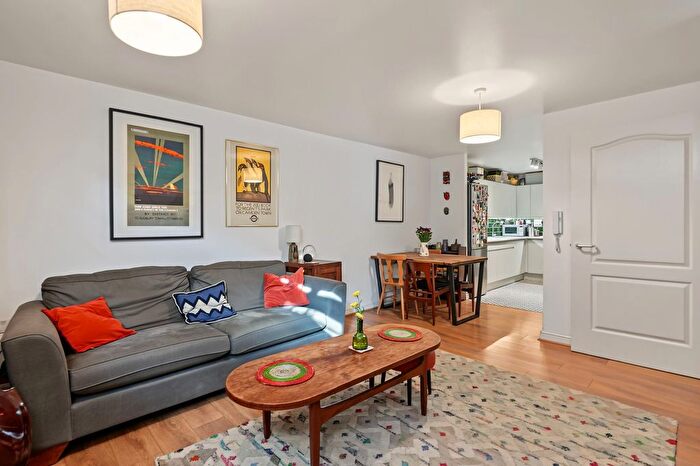 2 Bedroom Flat For Sale In Hornsey Road, London, N7
