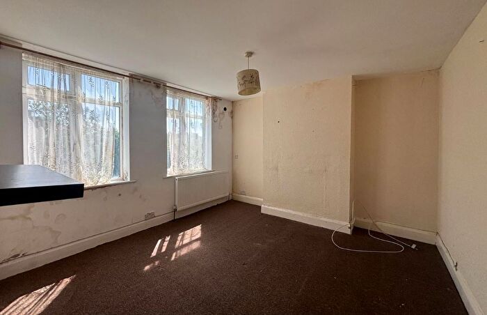 2 Bedroom Flat For Sale In A Courtlands Drive, Watford, Hertfordshire, WD17