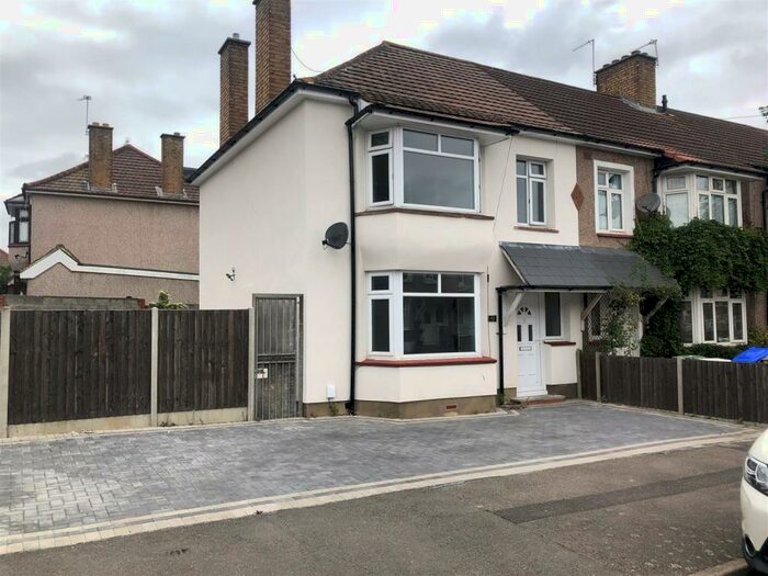 3 Bedroom Detached House To Rent In Hind Crescent, Erith, Kent, DA8