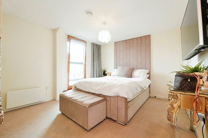 2 Bedroom Flat For Sale In Navigation Walk, Wakefield, West Yorkshire, WF1
