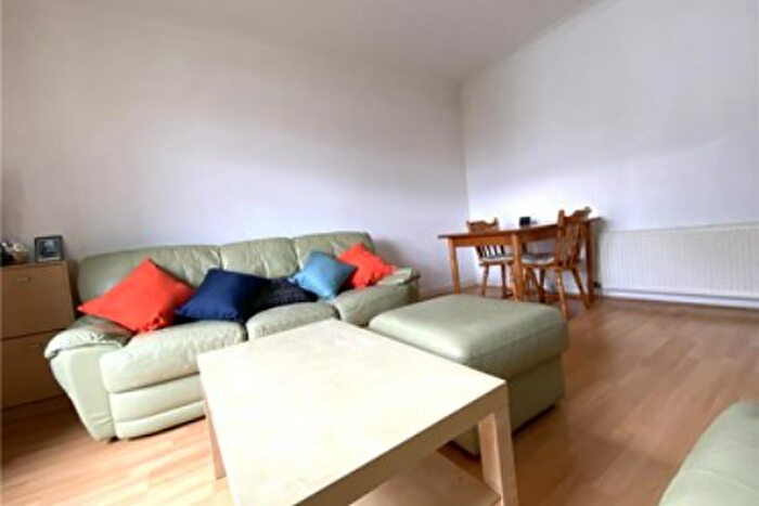 2 Bedroom Flat To Rent In Farm Avenue, London, NW2