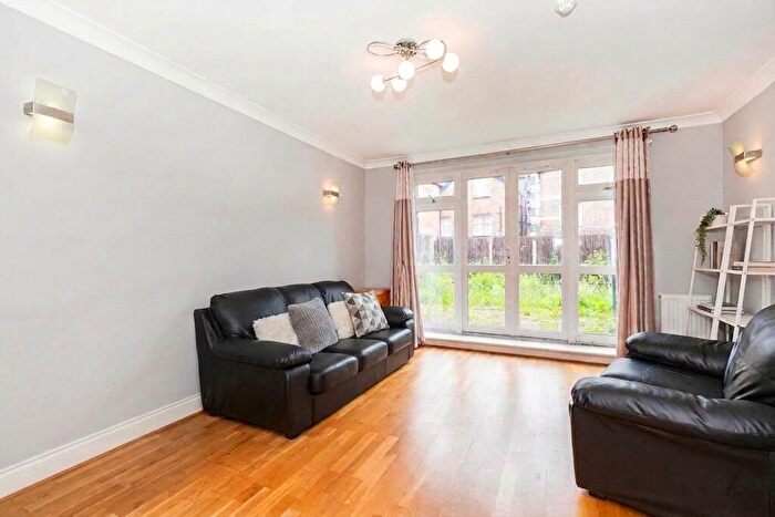 3 Bedroom Flat To Rent In Heathfield Park, Willesden Green, NW2