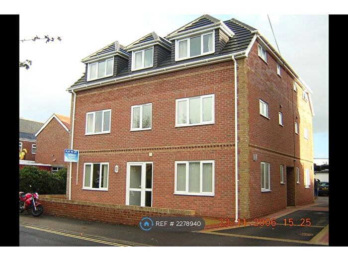 2 Bedroom Flat To Rent In Claremont Court, Hayling Island, PO11
