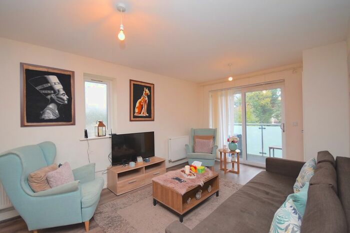 2 Bedroom Flat To Rent In Frays Avenue, West Drayton UB7