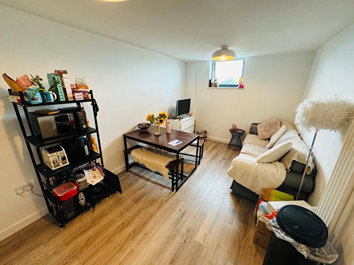 2 Bedroom Flat To Rent In Balham High Road, London, SW12