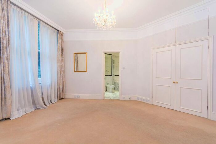 3 Bedroom Flat To Rent In Bickenhall Street, Marylebone, London, W1U