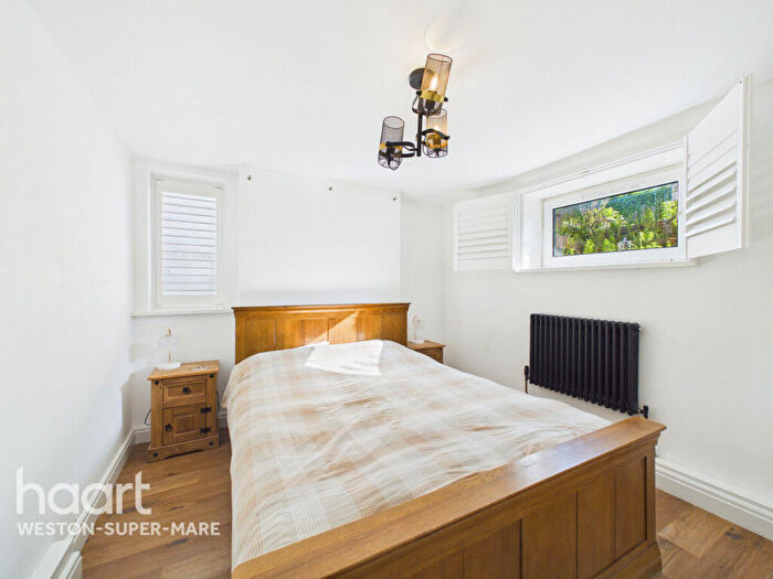 2 Bedroom Flat For Sale In Links Road, Weston-super-mare, BS23